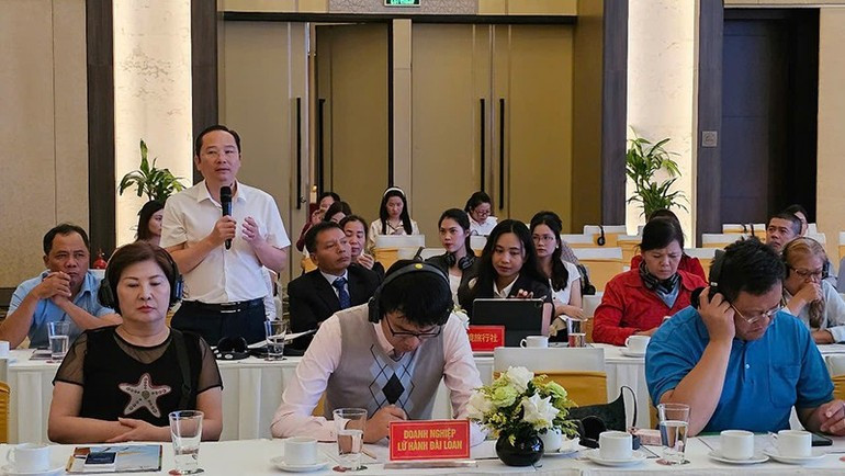 Un représentant d’une entreprise touristique de Ninh Binh échange et formule des suggestions au forum. a4.jpg