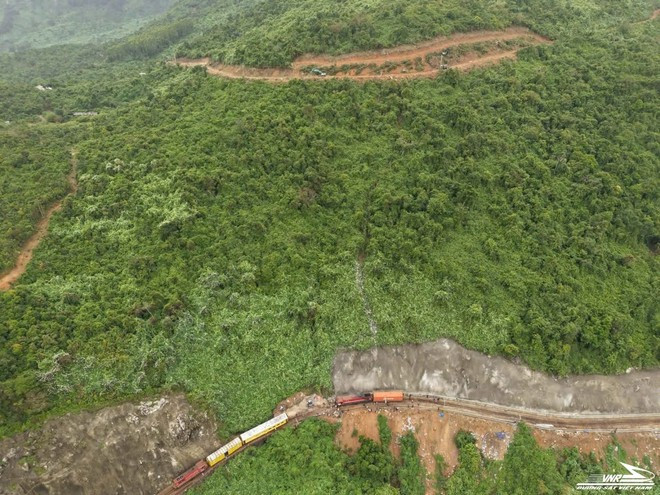 L'incident a provoqué une interruption temporaire du trafic ferroviaire Nord-Sud au niveau du col de Hai Vân. Photo : VNR