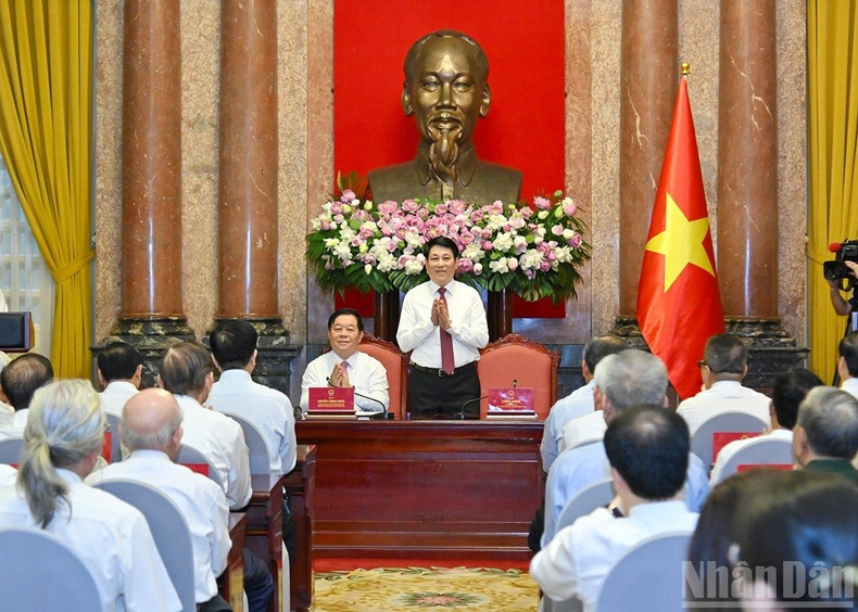 Le président Luong Cuong (debout) s’exprime lors de la rencontre, à Hanoi, le 20 juin. ct.jpg