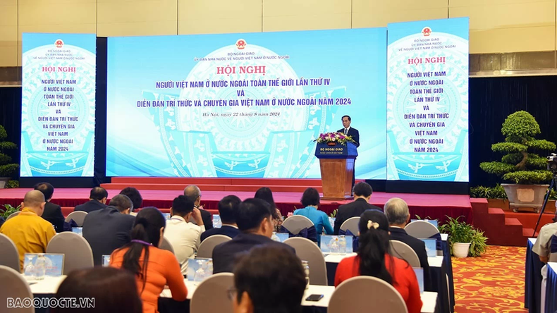 Le vice-Premier ministre et ministre des Affaires étrangères, Bui Thanh Son, prononce le discours d’ouverture du 4ᵉ Forum mondial des Vietnamiens de l’étranger et du Forum 2024 des intellectuels et experts vietnamiens à l’étranger. c.png