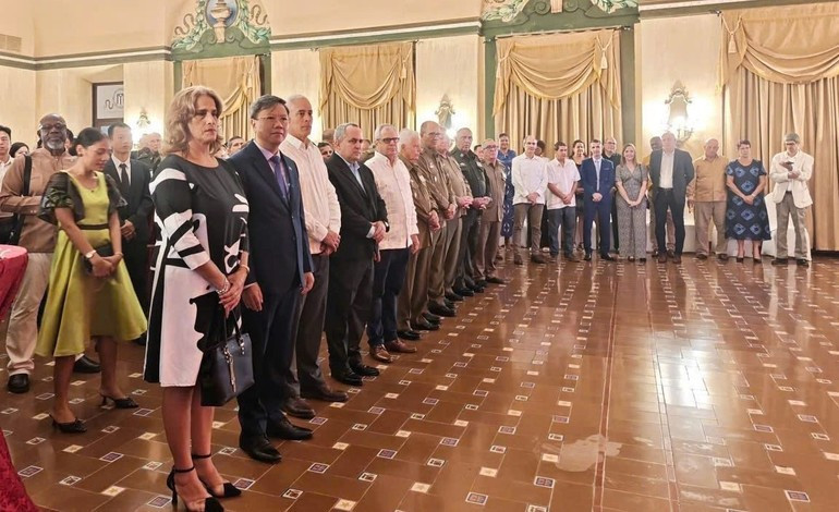 Les délégués présents à la cérémonie commémorative. Photo : Ambassade du Vietnam à Cuba 3.jpg