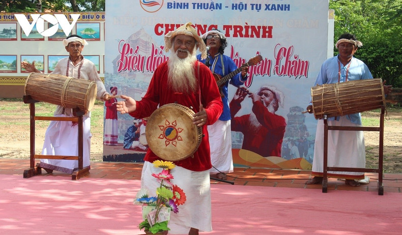 Représentation de musique traditionnelle cham au temple Po Sah Inu. Photo : VOV 2.jpg
