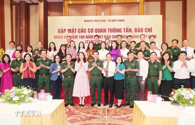 Le ministre de la Défense, Phan Van Giang pose avec les représentants de principaux organes de presse. Photo : VNA. Le ministre de la Défense, Phan Van Giang pose avec les représentants de principaux organes de presse. Photo : VNA.