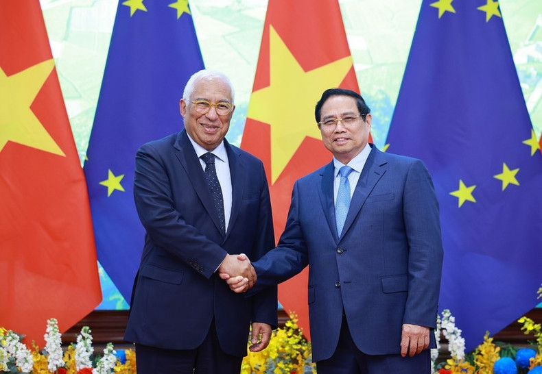 Le Premier ministre Pham Minh Chinh (droite) a reçu à Hanoï le président du Conseil européen, António Costa. Photo : VNA