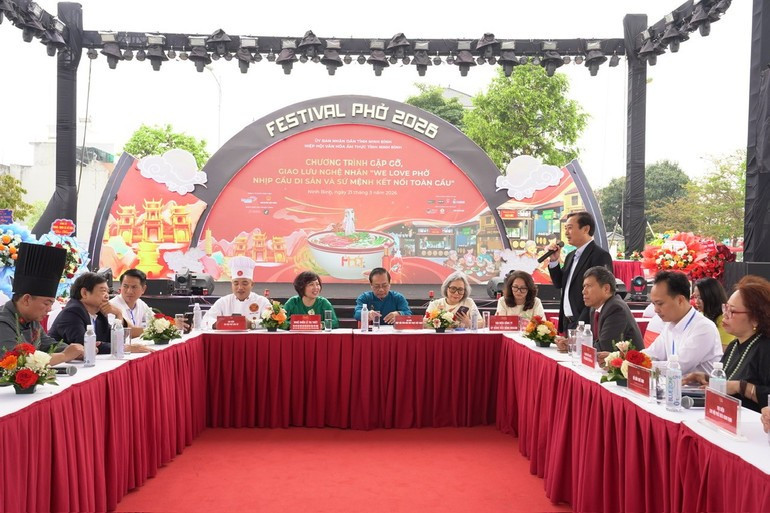 La table ronde et la cérémonie de signature consacrées à la préservation et au développement du métier traditionnel du phở ont rassemblé de nombreux chercheurs en culture, responsables et artisans participant au Festival du phở 2026.