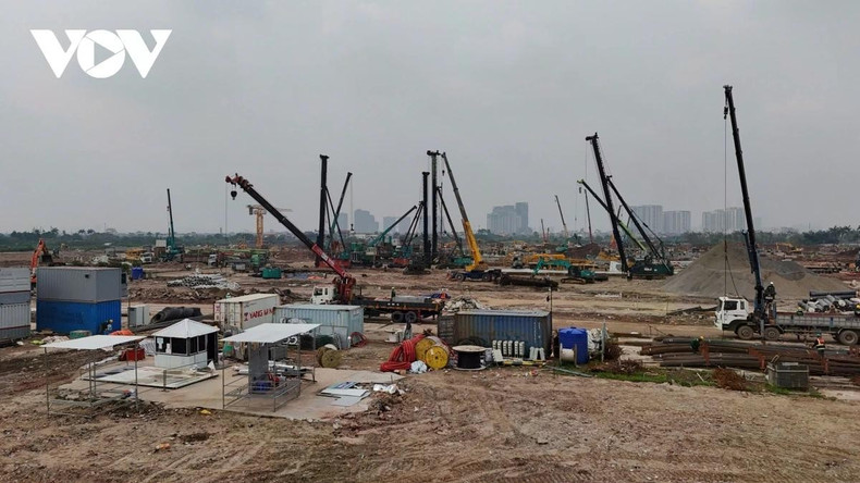 Outre le stade principal, le projet comprend des équipements annexes d’envergure, dont une esplanade extérieure et un parking de 18 hectares. Conçu selon les standards de la FIFA, l’équipement sera en mesure d’accueillir des compétitions internationales, y compris des matchs de Coupe du monde et des tournois régionaux.