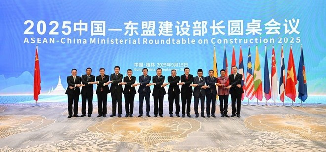 Délégués à la table ronde des ministres de la Construction de l’ASEAN et de la Chine. Photo : VNA. Délégués à la table ronde des ministres de la Construction de l’ASEAN et de la Chine. Photo : VNA.