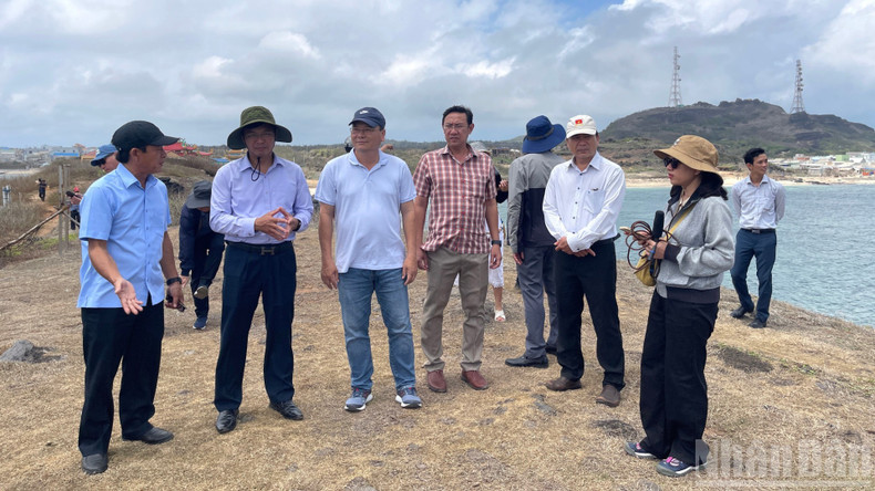 M. Dinh Van Tuan (deuxième à partir de la gauche) dirige la mission d’étude dans la zone maritime de Mo Thay.