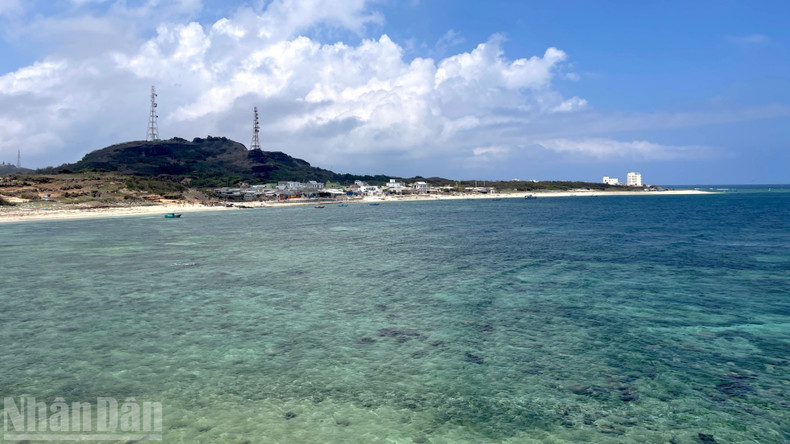 Une vue de l’île de Phu Quy depuis la zone maritime de Mo Thay.
