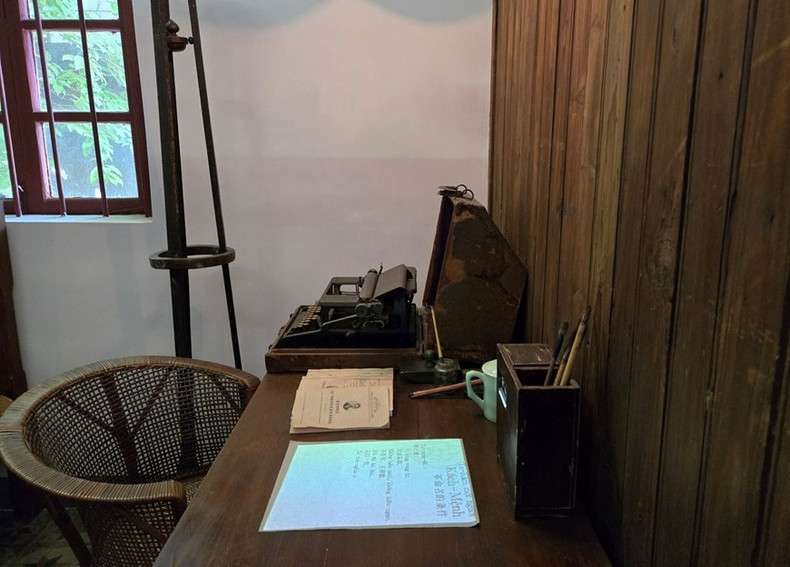 Bureau, machine à écrire et documents utilisés par Nguyen Ai Quoc – Ho Chi Minh durant son séjour au 13, rue Wenming, Canton (1925-1927). Photo : QDND 4.jpg