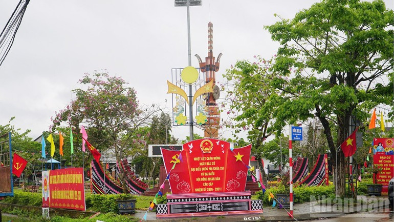 Des panneaux et affiches de sensibilisation aux élections sont installés le long des routes et dans les espaces publics des communes montagneuses. Ici, un grand panneau à la commune de Song Vang.