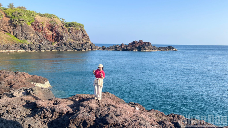 Des visiteurs prennent des photos sur l’île de Hon Tranh.