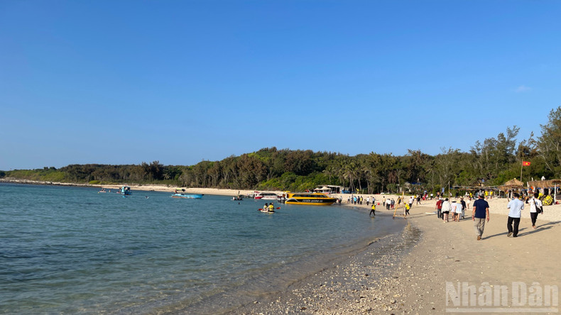 Des touristes visitent l’île de Hon Tranh.