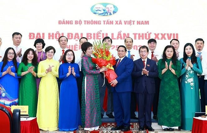 Le Premier ministre Pham Minh Chinh offre des fleurs aux membres du Comité du Parti pour le 27e mandat. Photo : VNA. Le Premier ministre Pham Minh Chinh offre des fleurs aux membres du Comité du Parti pour le 27e mandat. Photo : VNA.