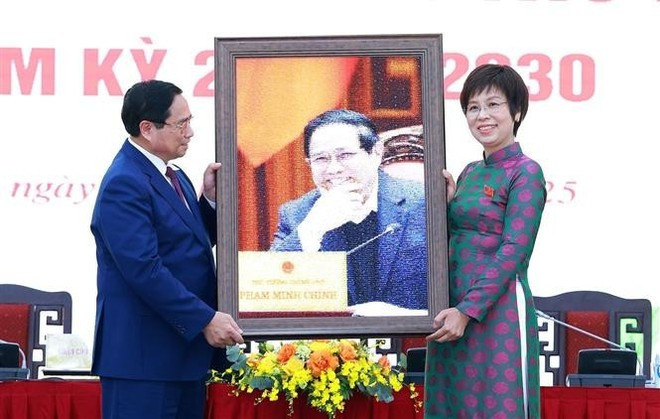 La secrétaire du Comité du Parti et directrice générale de la VNA, Vu Viêt Trang, offre une photo en guise de souvenir au Premier ministre Pham Minh Chinh. Photo : VNA. La secrétaire du Comité du Parti et directrice générale de la VNA, Vu Viêt Trang, offre une photo en guise de souvenir au Premier ministre Pham Minh Chinh. Photo : VNA.
