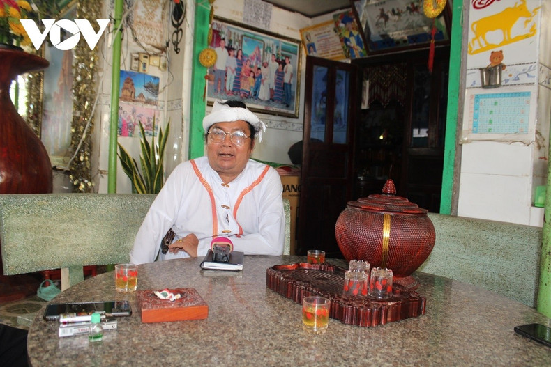 Thong Dinh Phung, spécialiste de l’art du chant Ariya, au village cham de Lam Thuan, province de Lam Dong. Photo : VOV 1.jpg