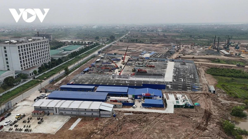 À proximité, le centre d’entraînement de football des jeunes du PVF continue de fonctionner normalement, illustrant la coexistence entre les activités en cours et ce chantier d’envergure.