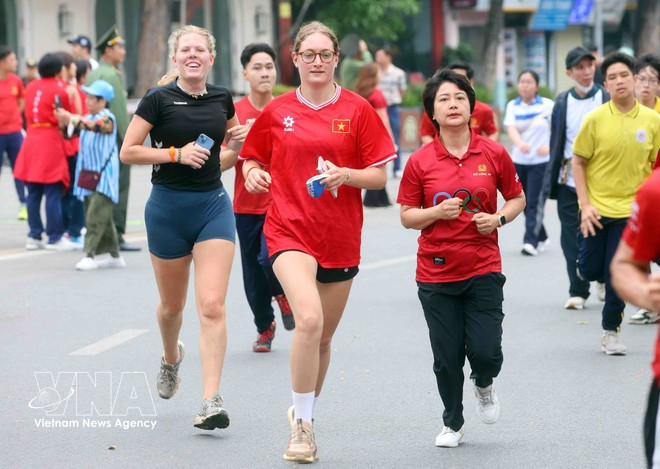 Des touristes internationaux participent avec enthousiasme à la Journée de course olympique 2026 « Pour la santé de tous – Pour la sécurité nationale ». Photo : VNA