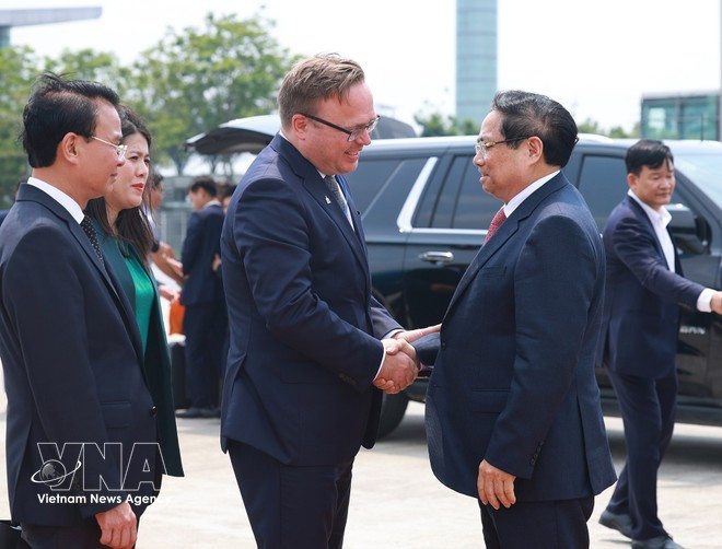 Cérémonie de départ du Premier ministre Pham Minh Chinh et de la délégation vietnamienne de haut niveau à l’aéroport international de Noi Bai (Hanoï). Photo : VNA