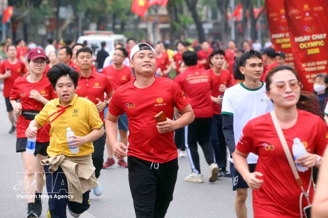 Une foule nombreuse participe à la Journée de course olympique 2026 « Pour la santé de tous – Pour la sécurité nationale ». Photo : VNA