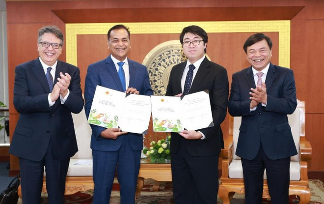 Nestlé Vietnam et le Département de la coopération internationale du ministère de l&apos;Agriculture et de l&apos;Environnement (MARD) ont officiellement signé un protocole d&apos;accord sur la coopération visant à promouvoir une croissance durable. Photo: tienphong.vn