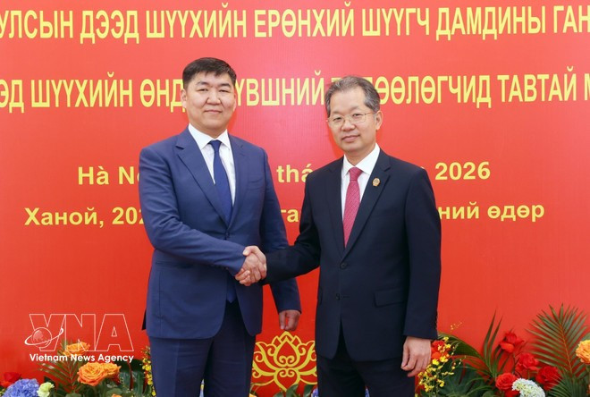 Le président de la Cour populaire suprême du Vietnam, Nguyen Van Quang (droite), et son homologue mongol, Ganzorig Damdin. Photo: VNA