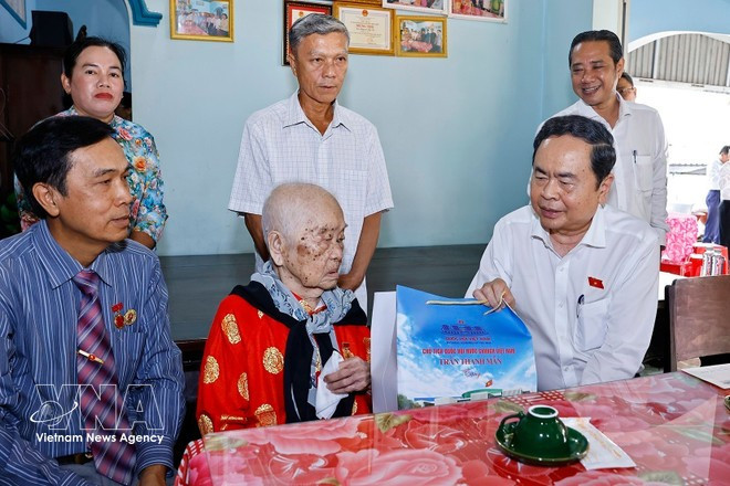 Le président de l'Assemblée nationale rend visite à Huynh Thi Se, une mère héroïque vietnamienne, dans la commune de Bả Diem. Photo : VNA