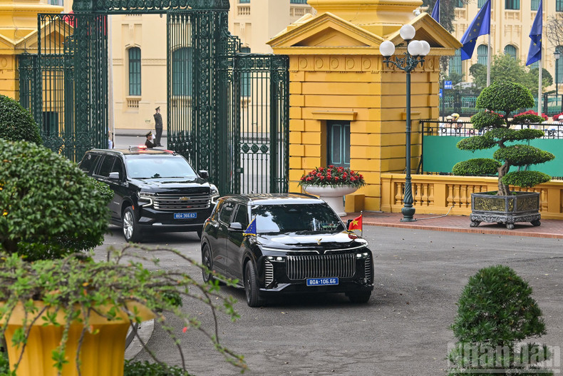 Le cortège officiel amenant Antonio Costa et sa délégation pénètre dans l’enceinte du Palais présidentiel.