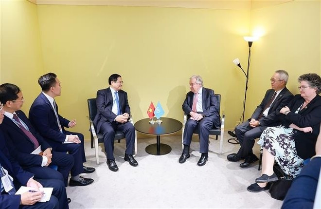 Le Premier ministre Pham Minh Chinh (à gauche) et le secrétaire général des Nations Unies, António Guterres, lors de leur rencontre à Nice, en France, le 9 juin. Photo : VNA. Le Premier ministre Pham Minh Chinh (à gauche) et le secrétaire général des Nations Unies, António Guterres, lors de leur rencontre à Nice, en France, le 9 juin. Photo : VNA.