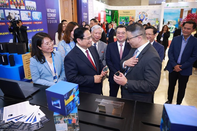 Le Premier ministre Pham Minh Chinh visite une exposition présentant des produits du secteur de la fabrication de puces semi-conductrices. Photo : VNA.