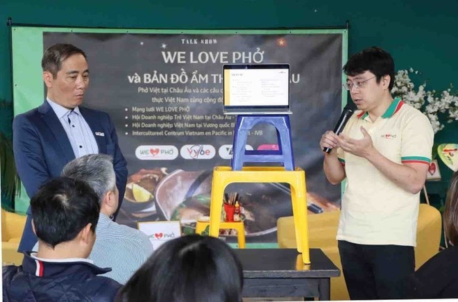 Un membre du "We Love Pho" présente e projet "Carte de la cuisine vietnamienne en Europe". Photo : VNA. Un membre du "We Love Pho" présente e projet "Carte de la cuisine vietnamienne en Europe". Photo : VNA.