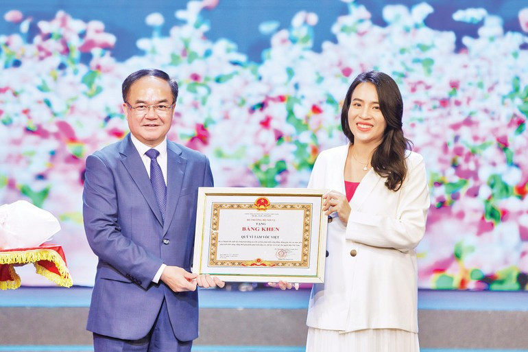 Le vice-ministre de l’Intérieur, Vu Chien Thang, remet le diplôme de mérite du ministère de l’Intérieur au Fonds Vì Tầm Vóc Việt lors de la cérémonie célébrant son 10ᵉ anniversaire de fondation. 4-6897.jpg