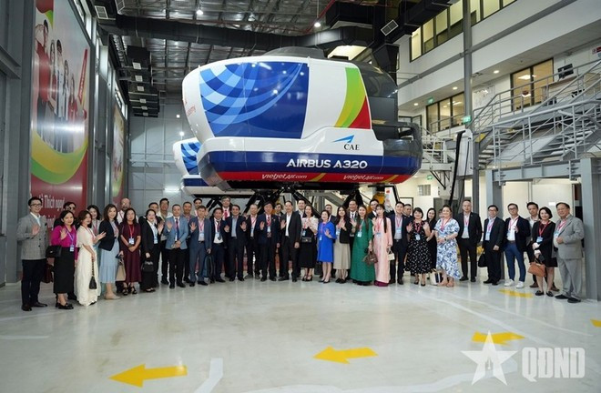 Des délégués représentatifs de la diaspora visitent le simulateur de cockpit d’un Airbus A320 à l’Académie d’aviation Vietjet Aviation Academy, à l’occasion du programme de rencontre des Vietnamiens résidant à l’étranger pour célébrer le printemps Bính Ngọ 2026. Photo : Quan doi nhan dan