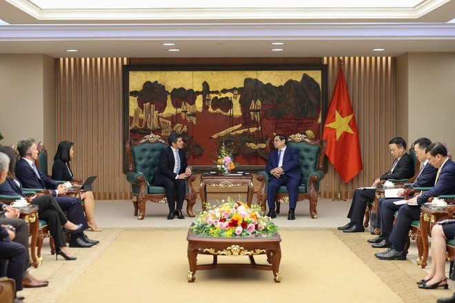 Réunion entre le Premier ministre Pham Minh Chinh et Gerald Toledano, membre du comité exécutif et directeur mondial des actions et des produits multi-actifs de FTSE Russell, filiale du London Stock Exchange Group (LSEG). Photo: VNA Réunion entre le Premier ministre Pham Minh Chinh et Gerald Toledano, membre du comité exécutif et directeur mondial des actions et des produits multi-actifs de FTSE Russell, filiale du London Stock Exchange Group (LSEG). Photo: VNA