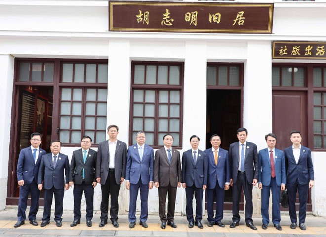 La délégation vietnamienne visite le site historique du Président Hô Chi Minh à Kunming. Photo : VNA. La délégation vietnamienne visite le site historique du Président Hô Chi Minh à Kunming. Photo : VNA.