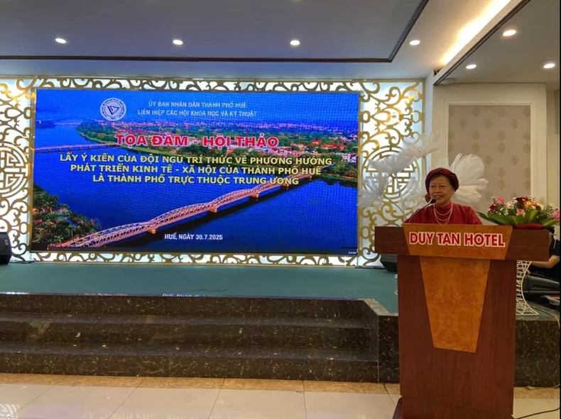 La professeure Thai Kim Lan intervient lors d’un séminaire sur les orientations de développement socioéconomique de la ville de Hue. e.png
