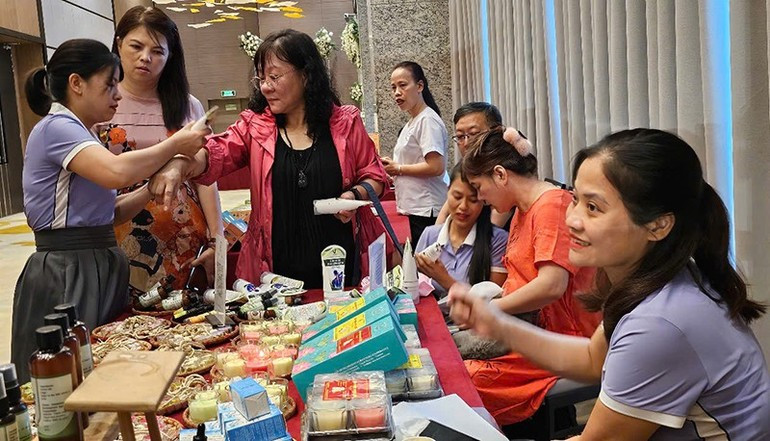 Les invités ont pu découvrir les principaux produits touristiques de Thanh Hoa, apprécier l’artisanat local et les articles OCOP. a2.jpg