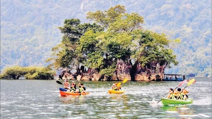 Faire du kayak sur le lac pittoresque de Ba Be. tn.jpg