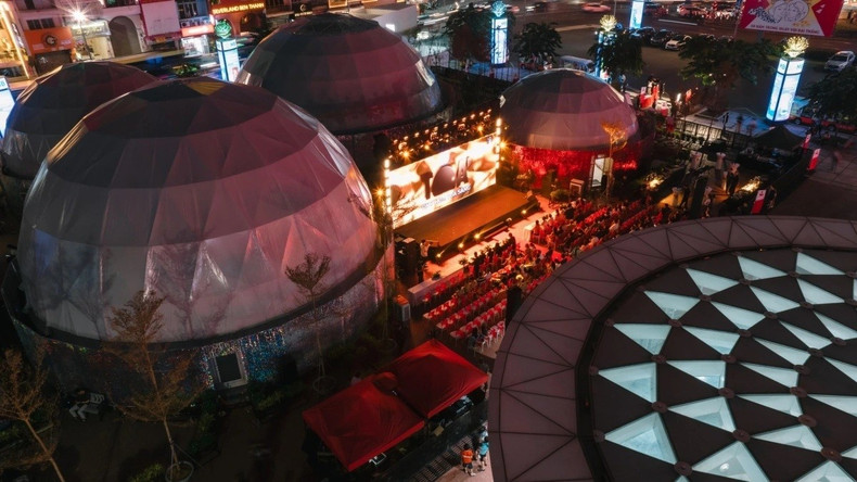 Le spectacle multisensoriel « L’essence illuminée ». Photo : Service du tourisme de Ho Chi Minh-Ville. c.jpg