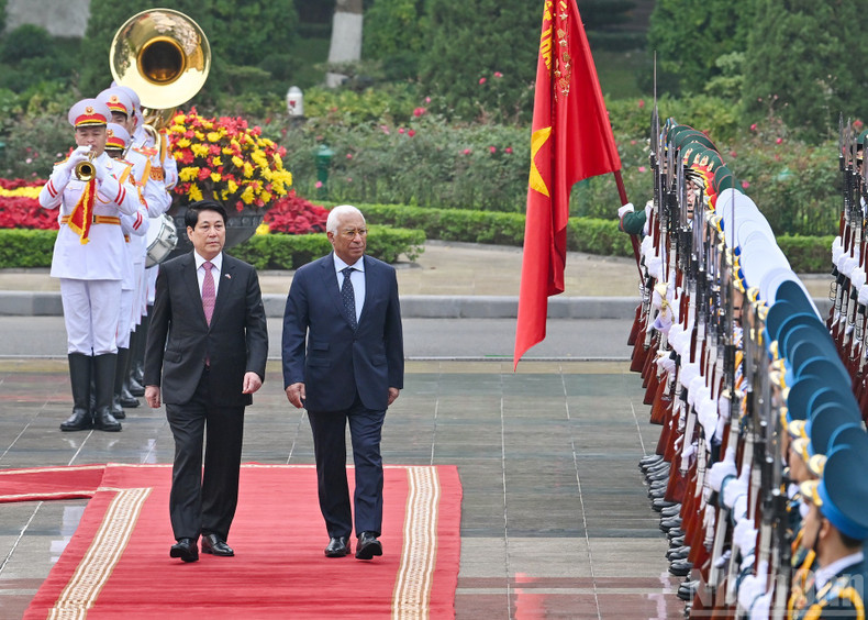 Le président Luong Cuong et le président du Conseil européen, Antonio Costa, passent en revue la Garde d’honneur de l’Armée populaire du Vietnam.