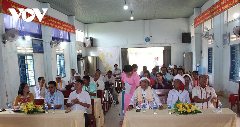Cours de transmission du chant Ariya dans l’ancienne province de Binh Thuan. Photo : VOV 4.jpg