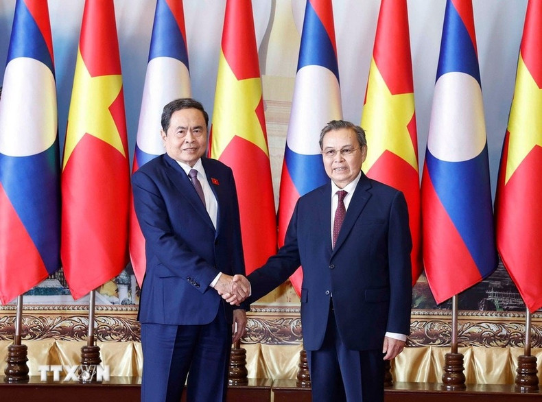 Le président de l’Assemblée nationale vietnamienne, Tran Thanh Man, et son homologue lao, Saysomphone Phomvihane
