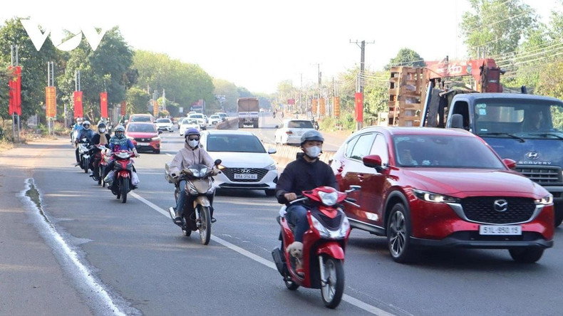 Des ouvriers rentrent chez eux pour célébrer le Têt