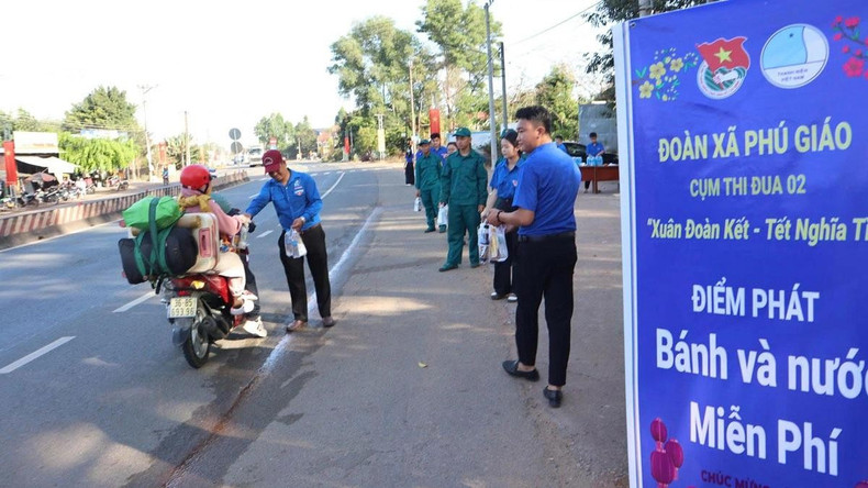 Des bouteilles d’eau minérale offertes aux habitants par l’Union de la jeunesse de la commune de Phu Giao.