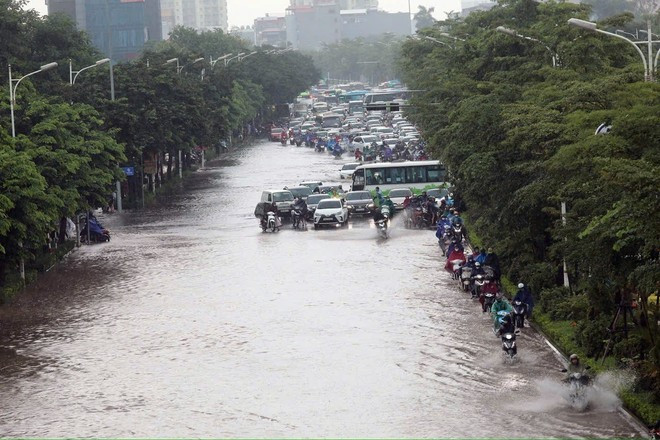 Inondations dans la rue Dàm Quang Trung, à Hanoï. Photo: VNA Inondations dans la rue Dàm Quang Trung, à Hanoï. Photo: VNA