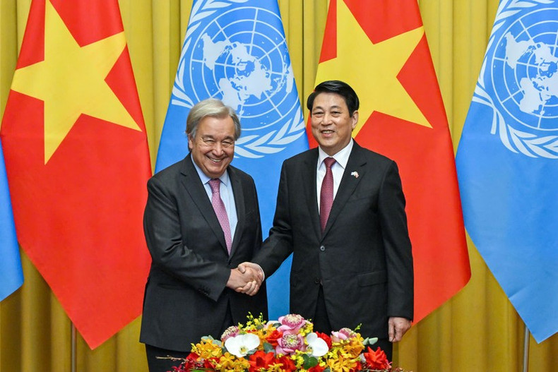 Le président Luong Cuong (droite) et le secrétaire général de l’ONU, Antonio Guterres. Photo : NDEL. lhq1.jpg