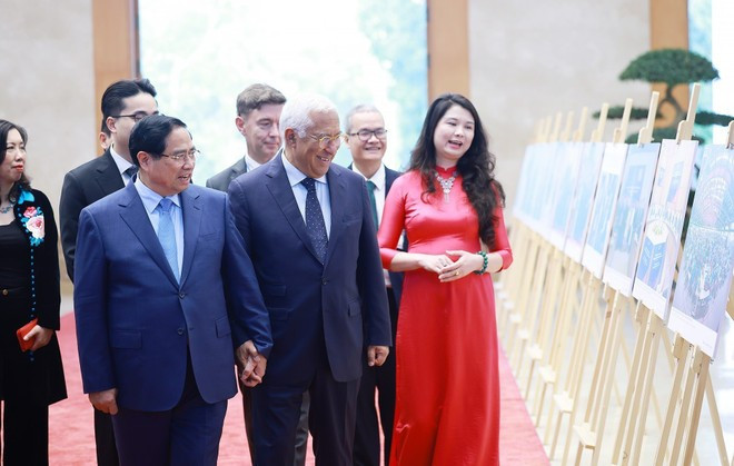 Le Premier ministre Pham Minh Chinh et le président du Conseil européen, António Costa visitent une exposition de photos illustrant la coopération entre le Vietnam et l'Union européenne, organisée par l'Agence vietnamienne d'information. Photo : VNA