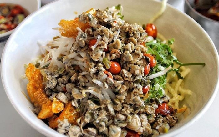 Le « cơm hến » (riz aux palourdes) est l’un des plats les plus emblématiques et mémorables de Hue. com-hen.jpg