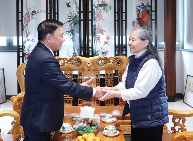 Tran Cam Tu adresse ses voeux de bonne santé à l’épouse du feu secrétaire général du Parti, Nguyen Phu Trong. Photo: VNA