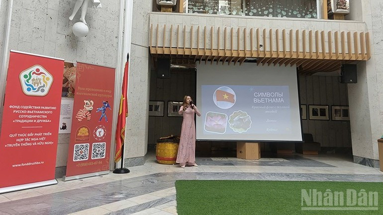 La présidente du Club de culture vietnamienne de l’Université d’économie HSE a présenté le pays et le peuple du Vietnam. b.jpg